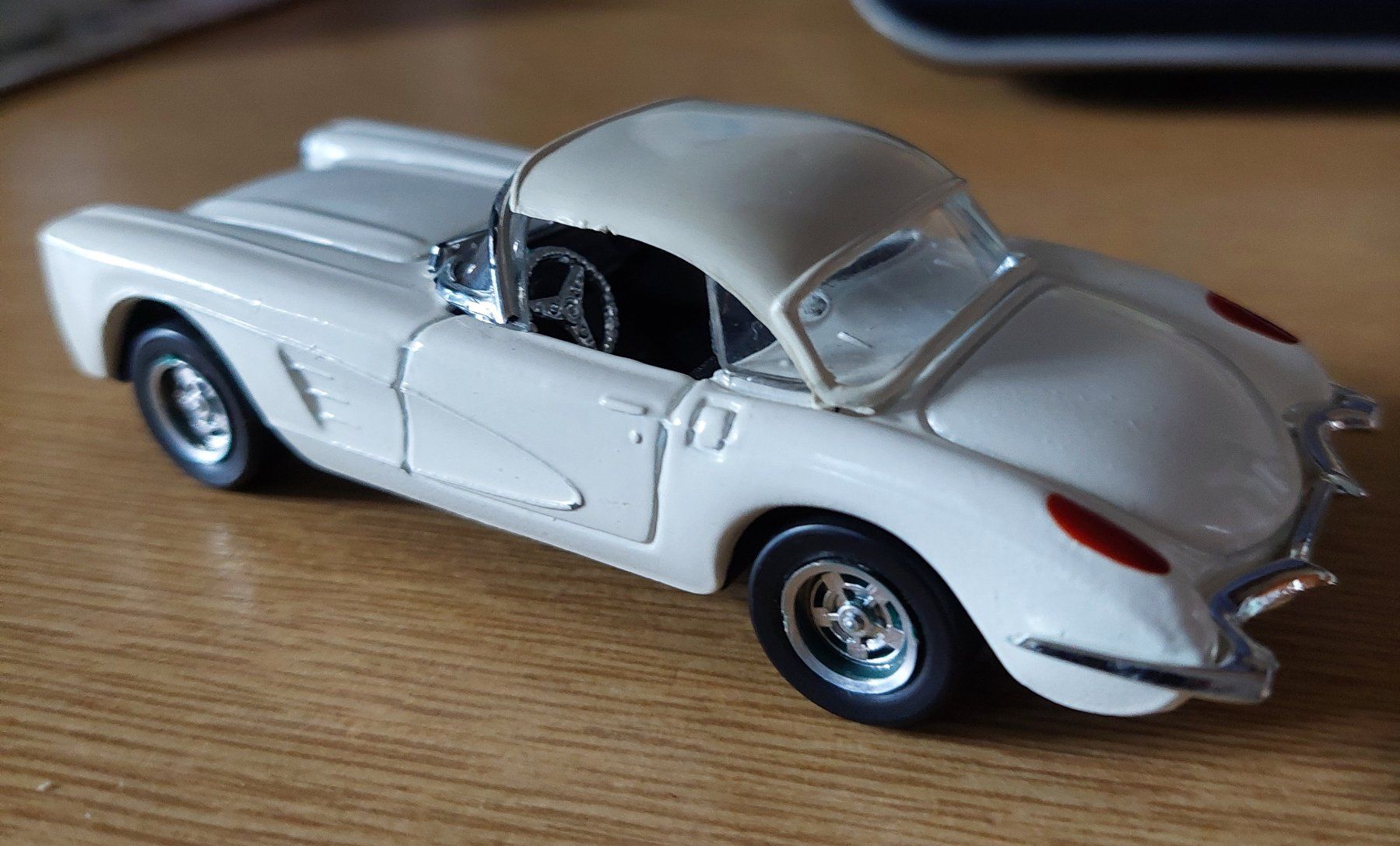Chevrolet Voitures modèles: Chevrolet Corvette 60 Modelauto weiss , stand in Vitrine – Neuf (Voir description) à Veltheim AG par fredy_richner