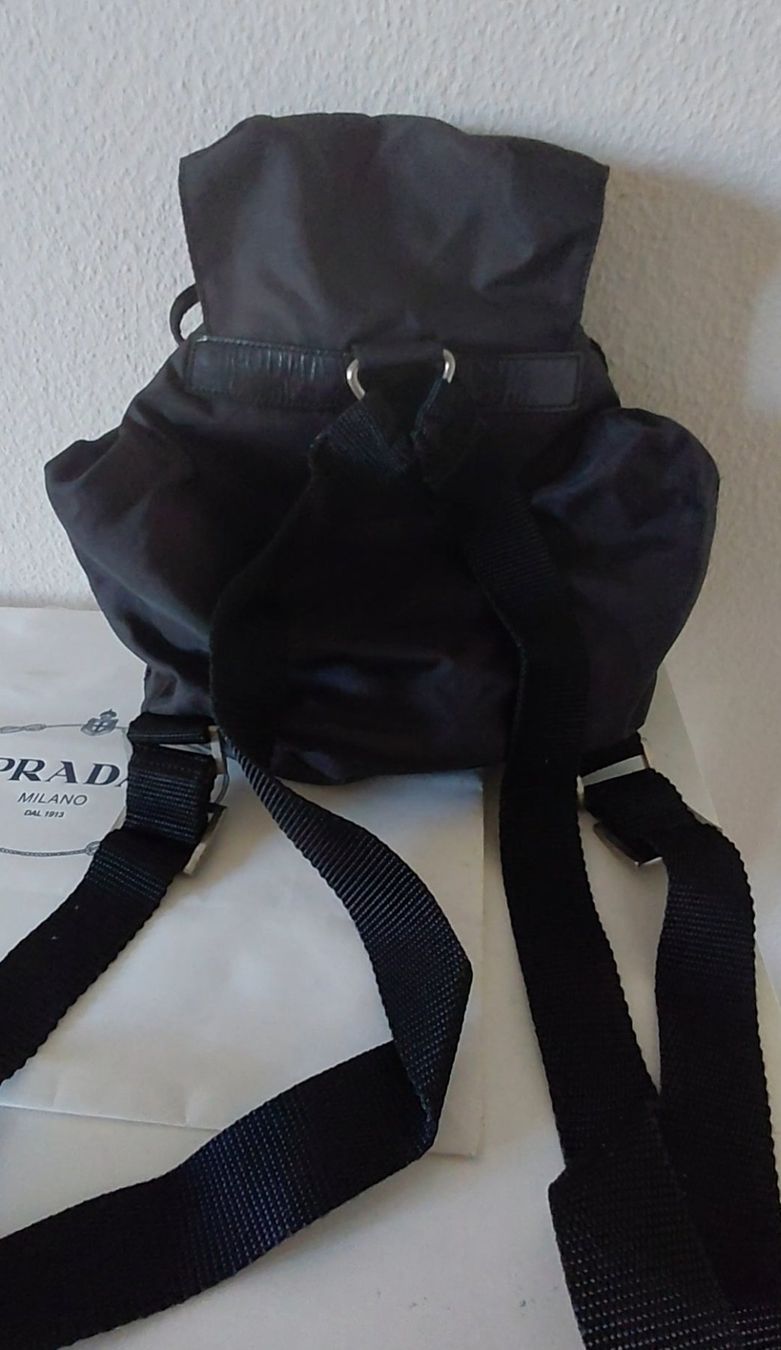 Prada Zaini: Prada Mini Rucksack Schwarz Nylon – Usato da Horgen venduto da zur_jq85 6