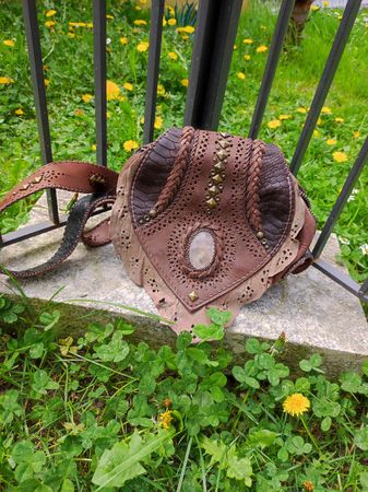 Wunderschöne Tasche mit Rosenquarz-Stein, Leder, Festival