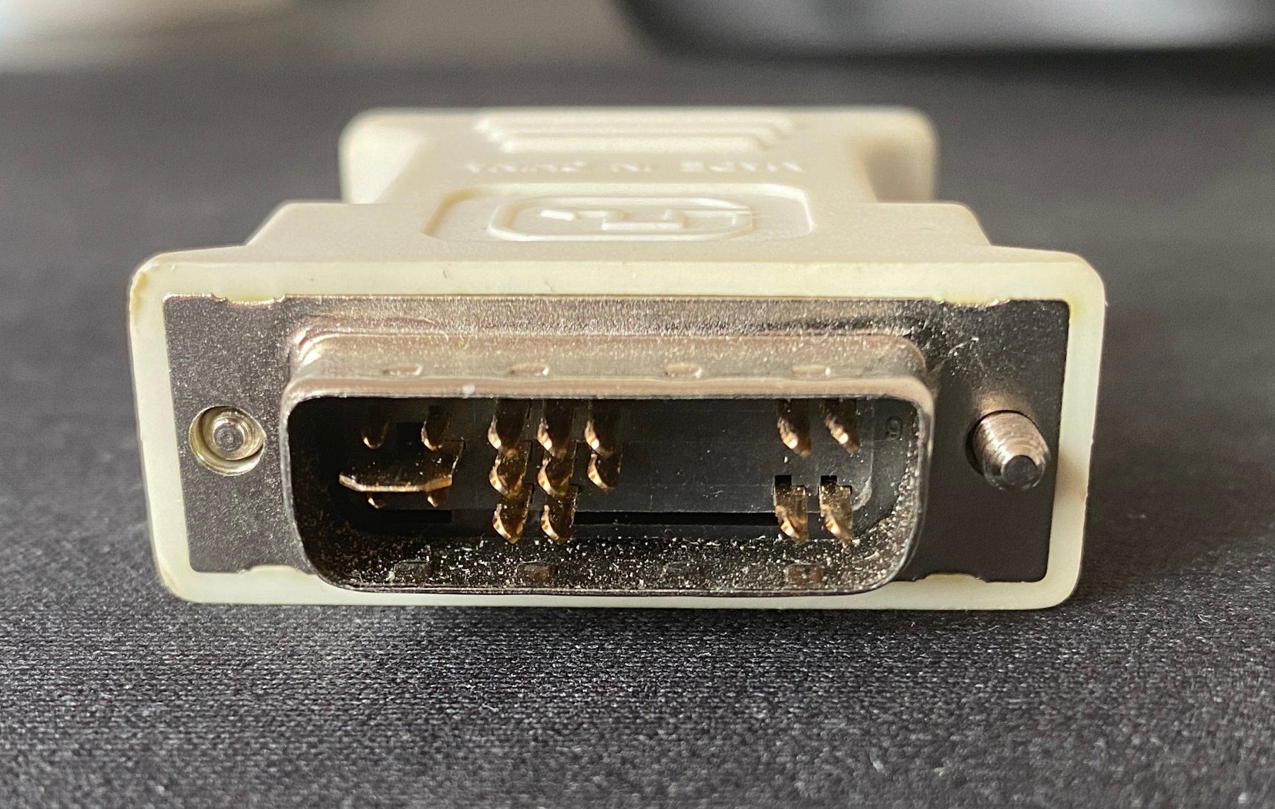 Unità & Adattatore: DVI - VGA Adapter – Usato da Winterthur venduto da YaV 3