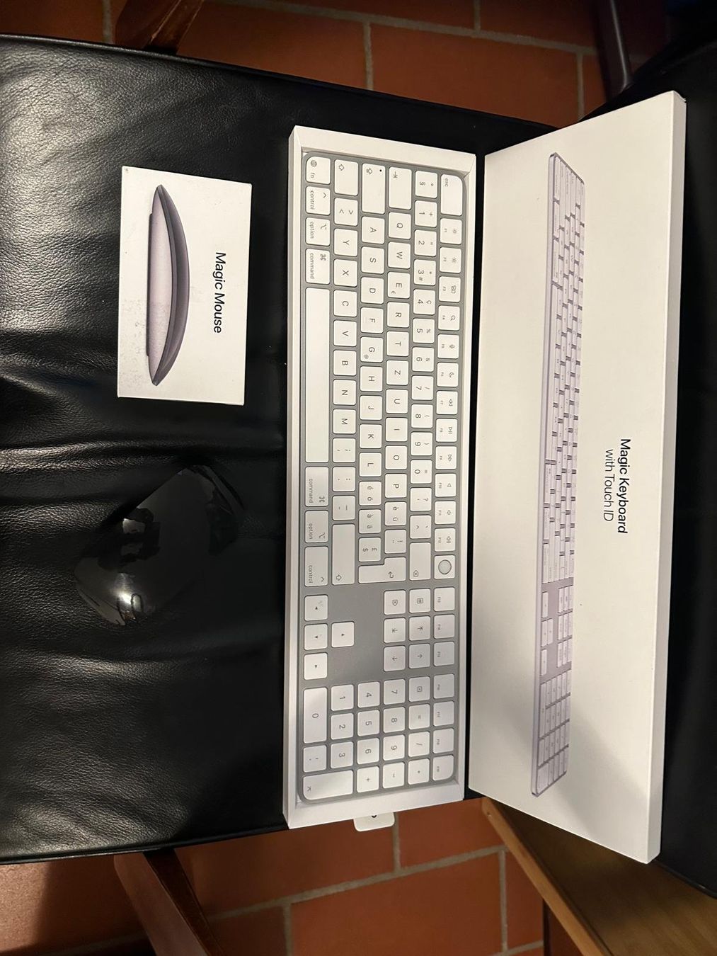 Apple Tastiere: Apple Magic Keyboard Touch ID CH et Magic Mouse USB C – Nuovo e nell'imballaggio originale da Chavannes des bois venduto da JustST2