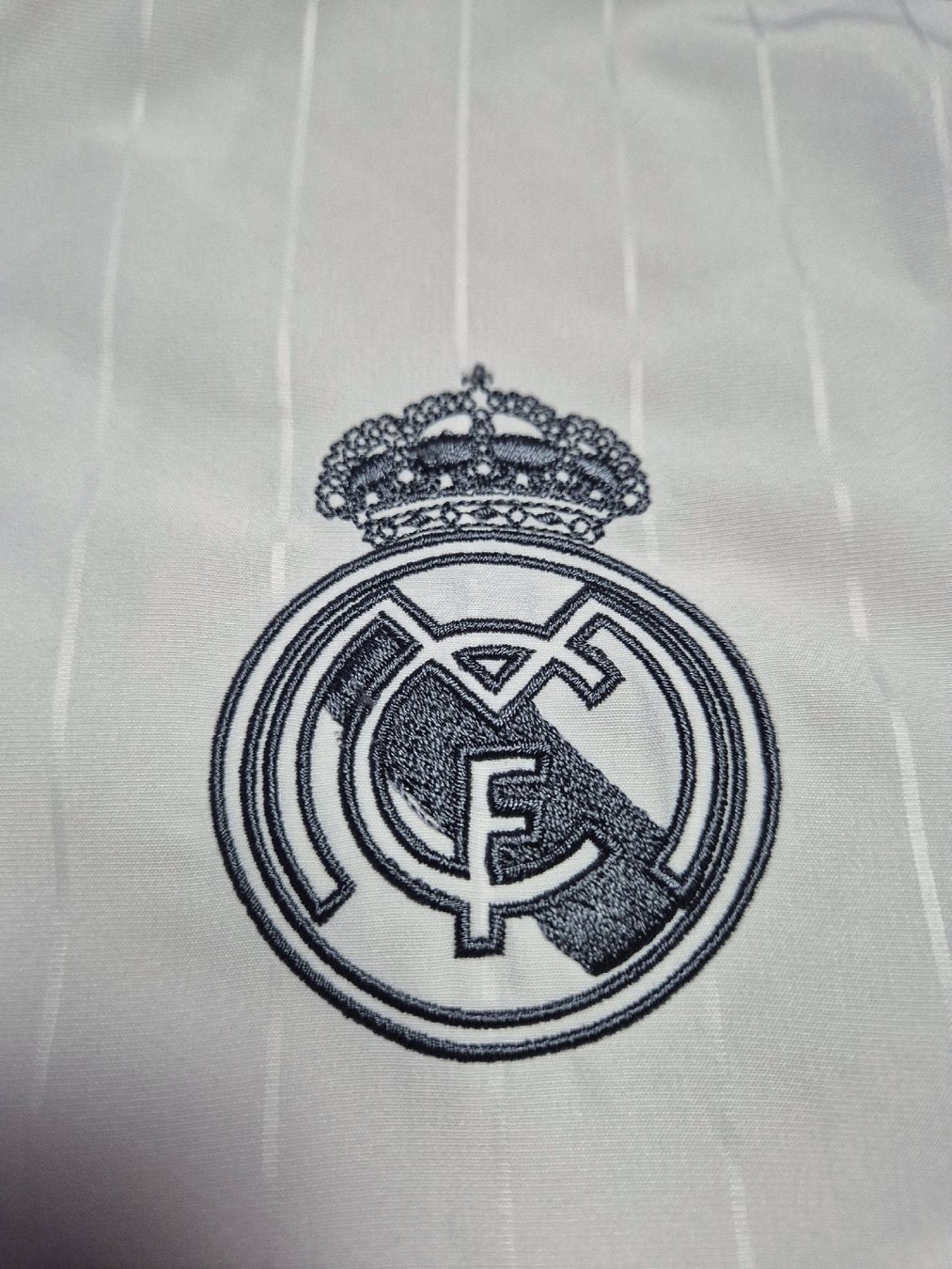 Adidas Giacche: Adidas 15/16 Real Madrid Jacke Grösse M oder L – Nuovo (secondo la descrizione) da St. Gallen venduto da CaliSunshine 2