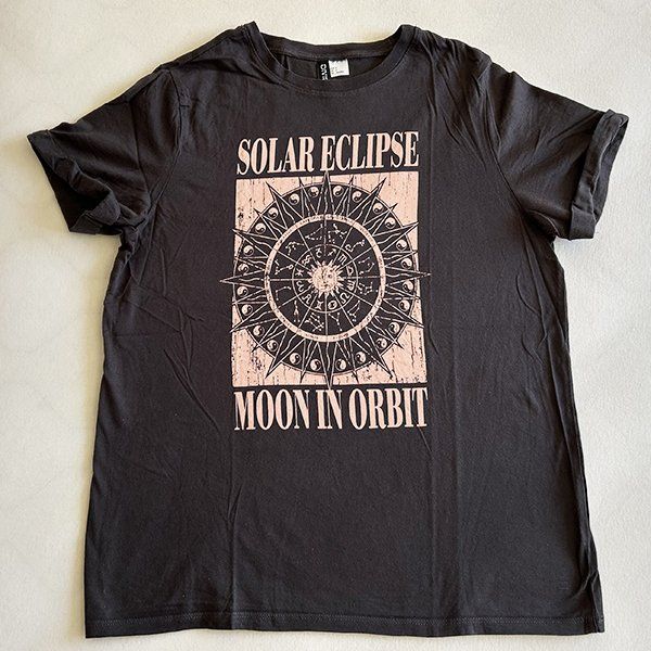 H&M T-shirt: SOLAR ECLIPSE | T-Shirt S Women | Moon in Orbit – Usato da Engelburg venduto da Rmueller 1