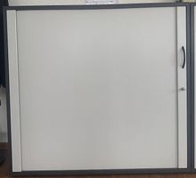 2 grosse Büro-/Aktenschränke mit Schiebetüren.