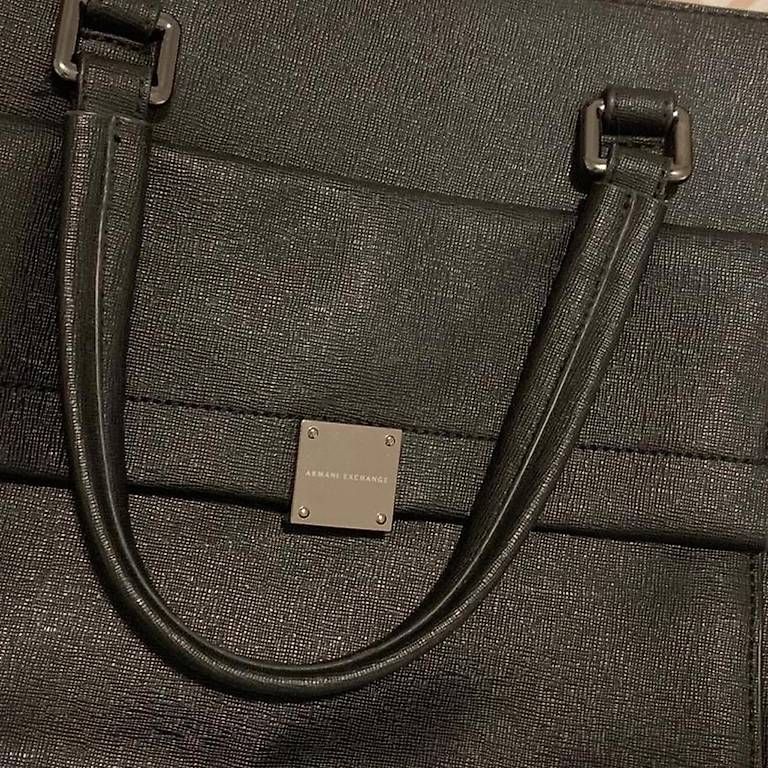 Taschen für Damen: Schwarze Armani Tasche  – Gebraucht aus Luzern von VStore