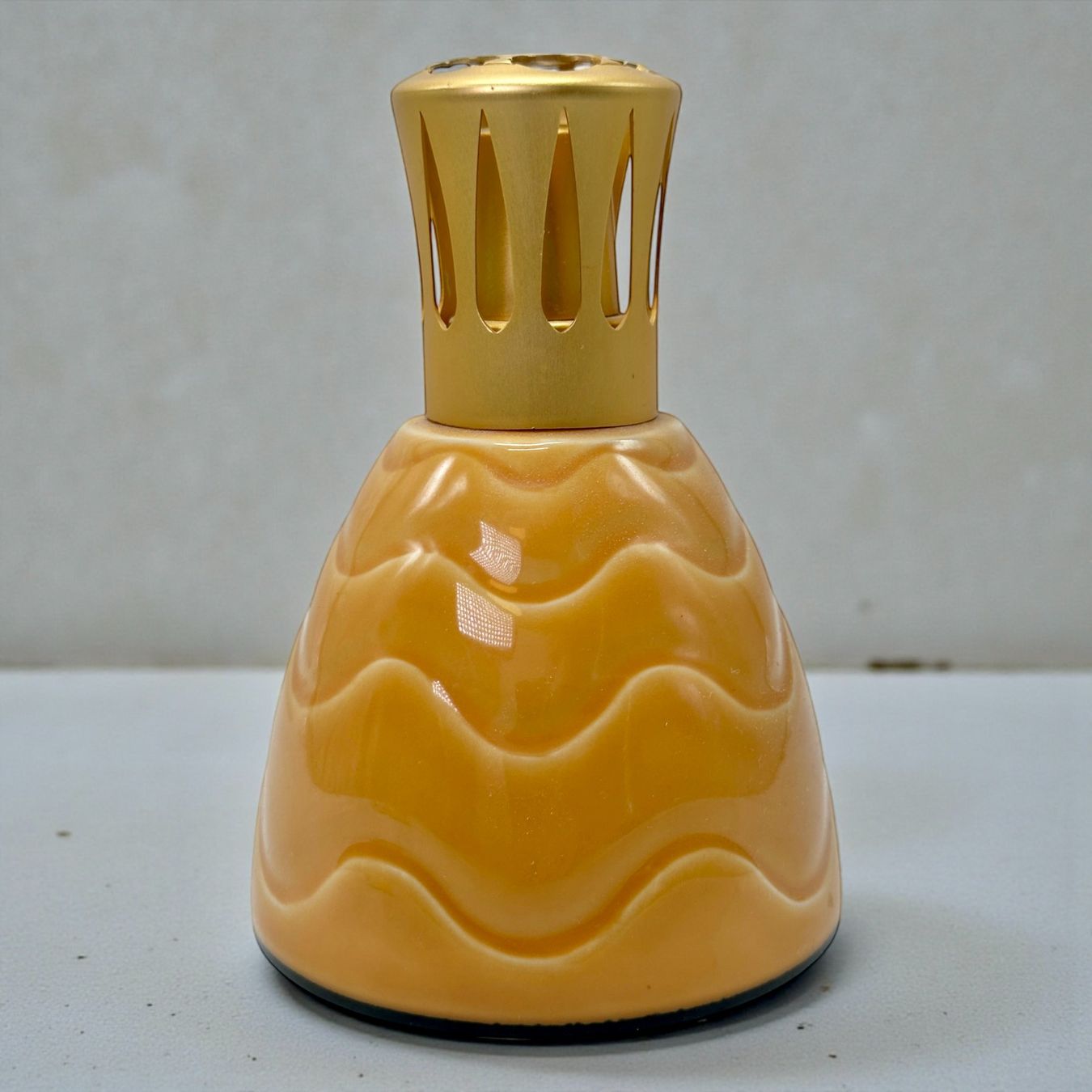 Maison Berger Duftöldiffusoren: Lampe Berger Majolique "vagues" de couleur moutarde – Gebraucht aus Morges von Novantica