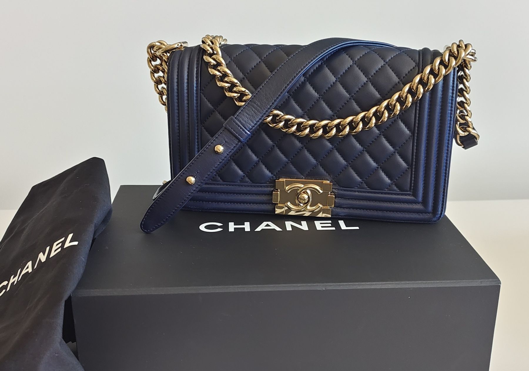 Chanel Borse da donna: Chanel Boy bag, old medium, navy / gold – Usato da Meilen venduto da Aphrodite87 1