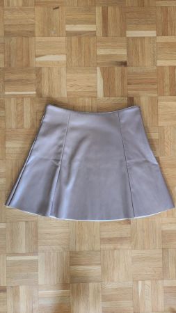 Trendiger Minirock aus Kunstleder in Beige, Grösse EU 40