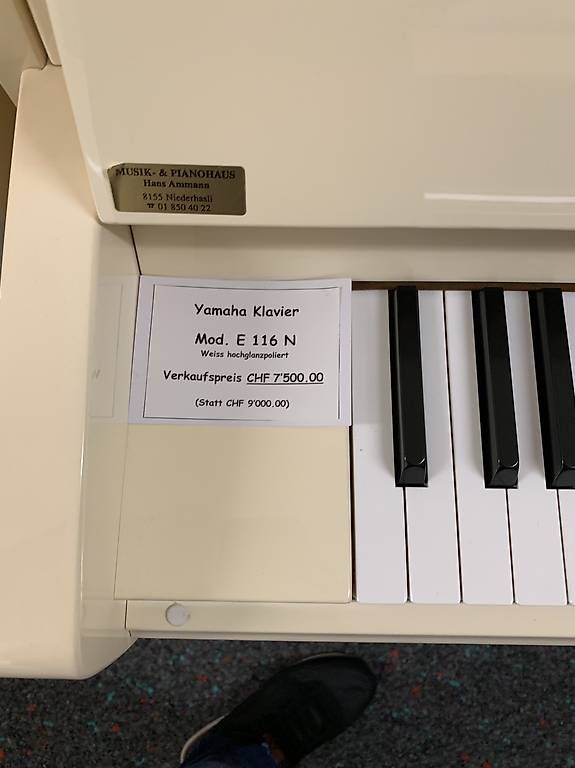 Strumenti musicali: Yamaha E116 weiss poliert – Usato da Niederhasli venduto da Musikhaus-Ammann 2