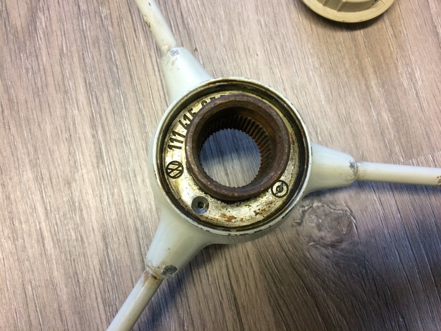 VW Tutti pezzi di ricambio auto: VW Käfer Standard Lenkrad inkl. Hupenknopf – Usato da Escholzmatt venduto da aircooledparts 4