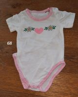 Baby Body Gr. 68, weiss mit Edelweiss und rosa Herz.