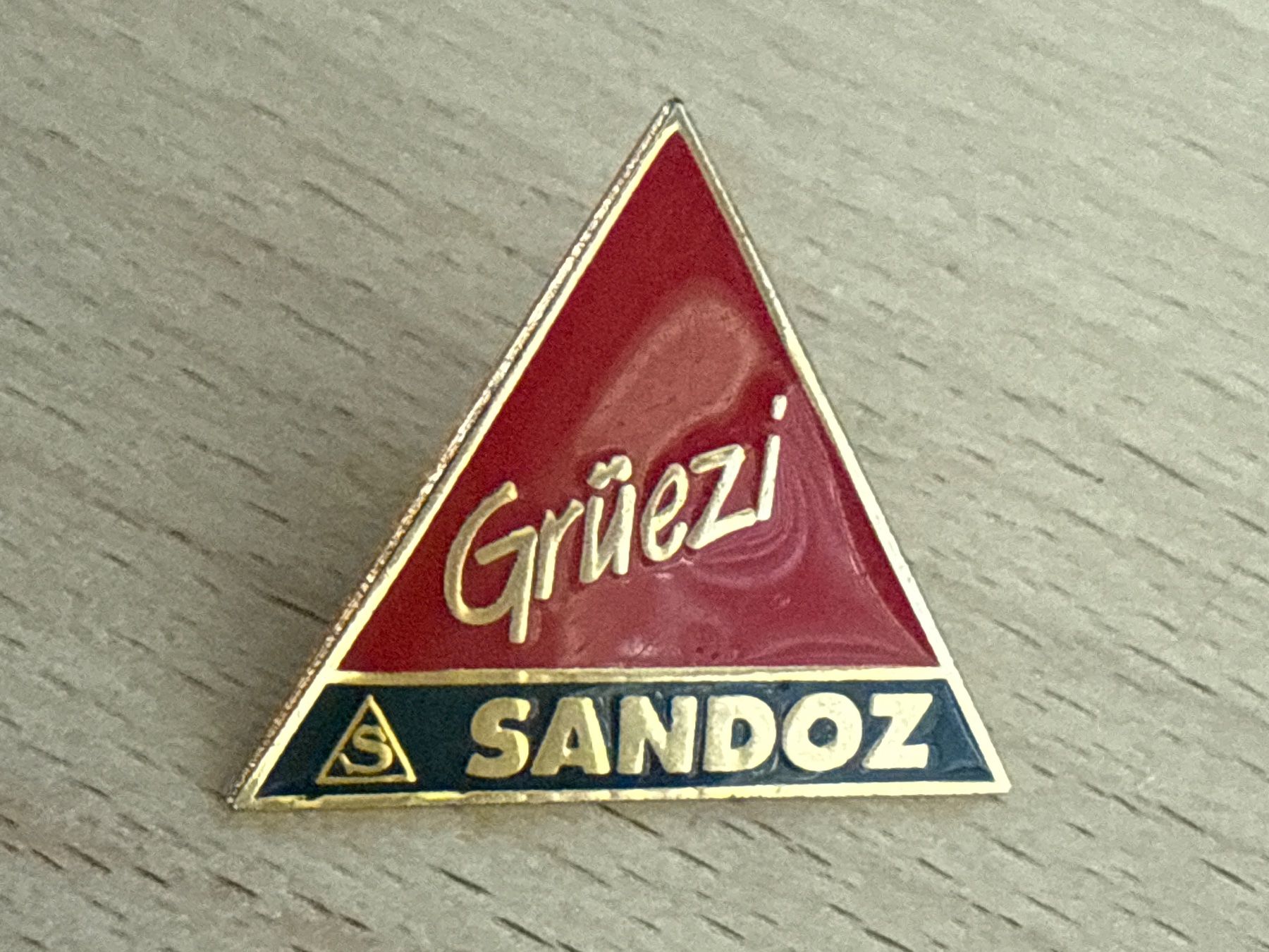Plaketten & Abzeichen: Pin SANDOZ  Grüezi – Gebraucht aus Glattbrugg von Schweigmatt
