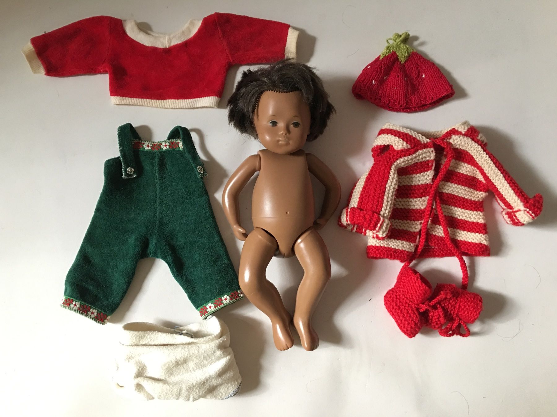 Sasha Morgenthaler Puppen: Puppe Sascha mit Kleidung Erdbeer-Muster – Gebraucht aus Olten von ELHANDEL 3