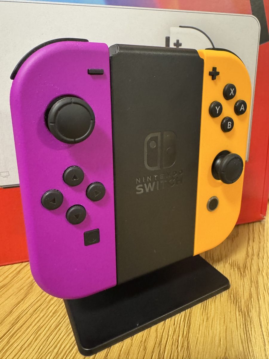 Nintendo Consoles: Nintendo Switch OLED + Ladestation + Joy-Con + Bag – D'occasion à Naters par ant_tz2n 3