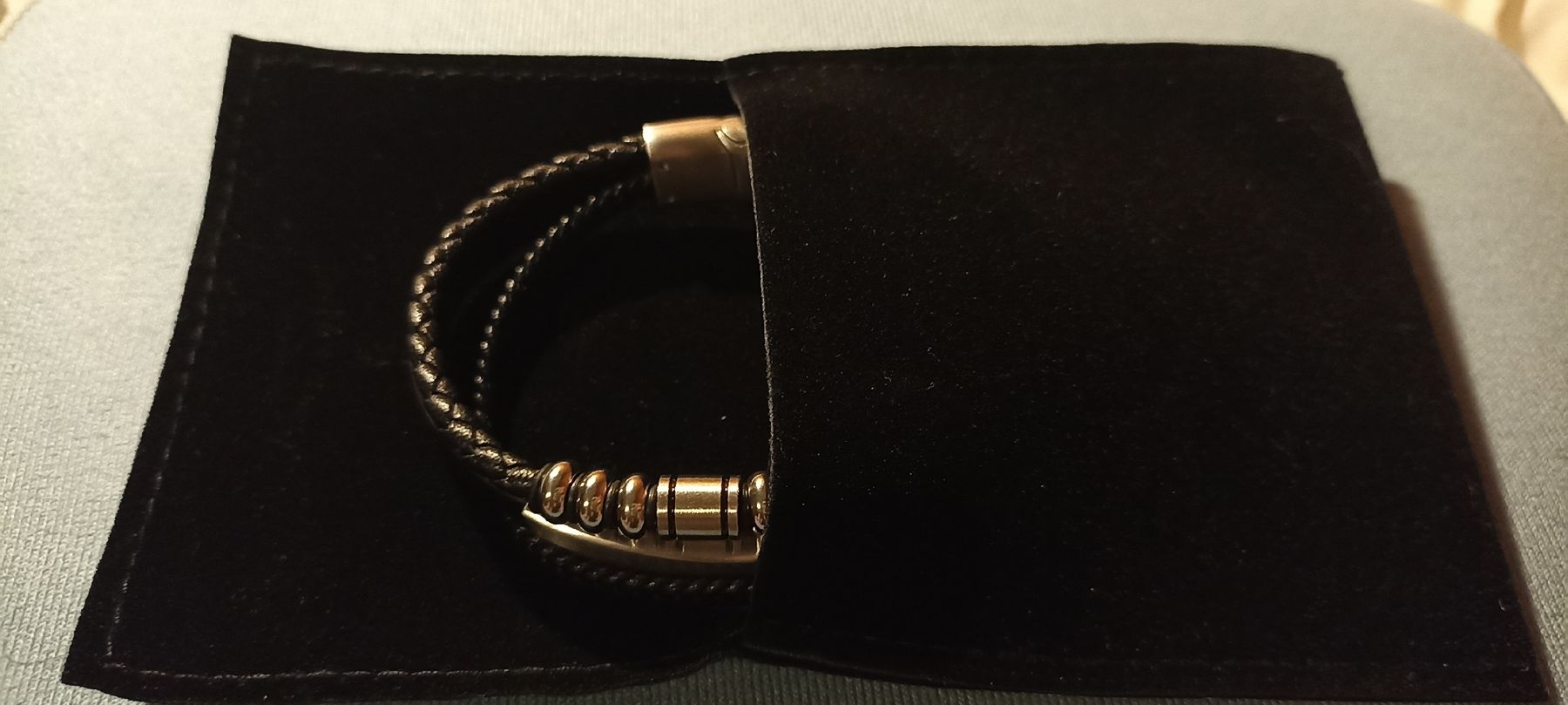 Bracciali & Braccialetti: Lederarmband mit Edelstahlverschluss – Nuovo e nell'imballaggio originale da Luzern venduto da EZEREN 1