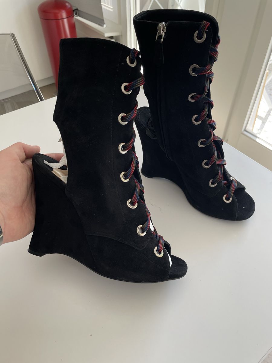 Prada Scarpe da donna: Prada Bottines compensées en daim noir à lacets taille-39 – Nuovo (secondo la descrizione) da Genève venduto da rom_8nwv 2