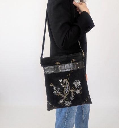Schwarze Wildledertasche mit Stickerei