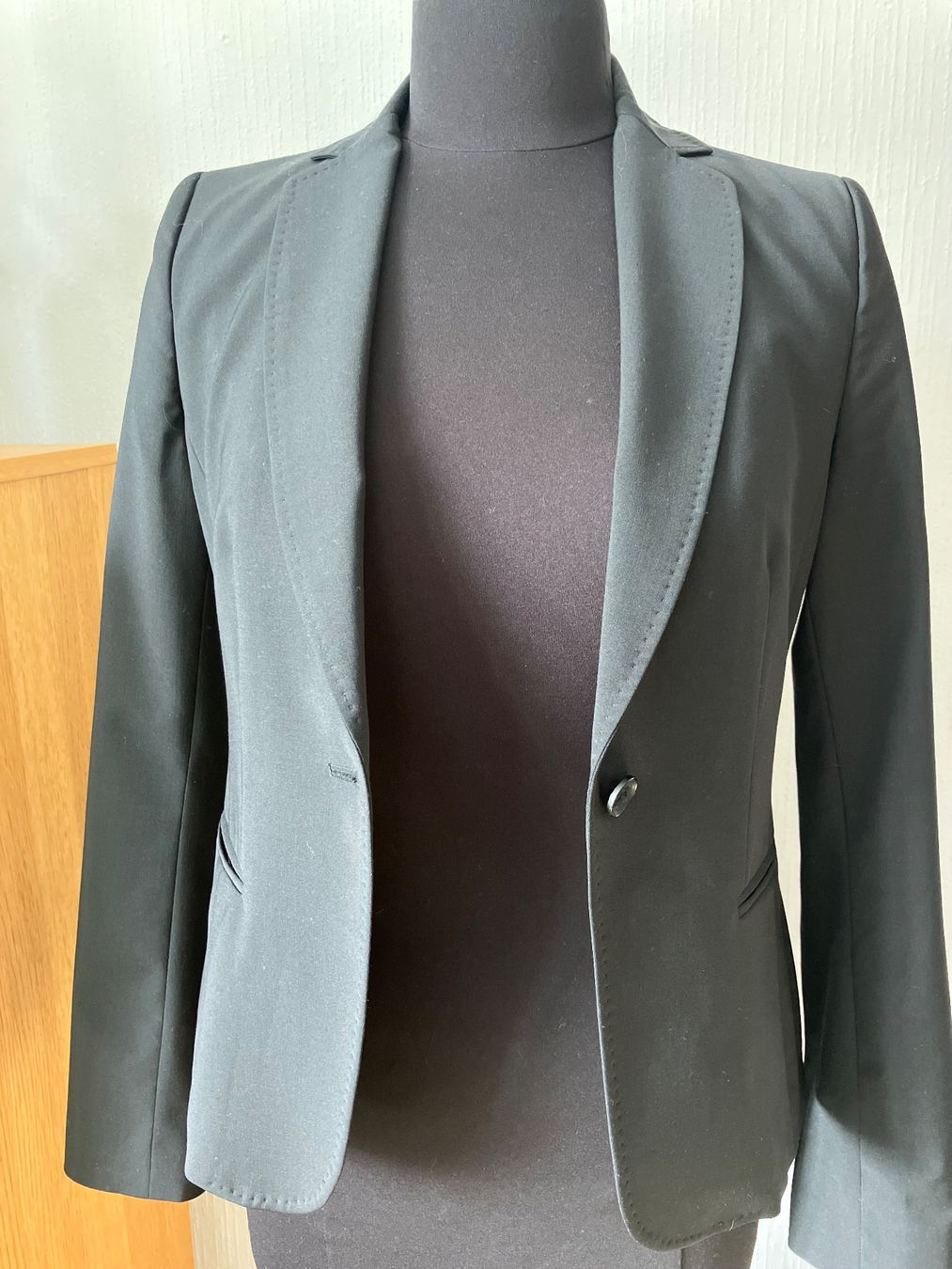 Navyboot Jacken: Veste noire NAVYBOOT, élégante - Taille 34, parfait état! – Gebraucht aus Peseux von CharmeCommerce 1