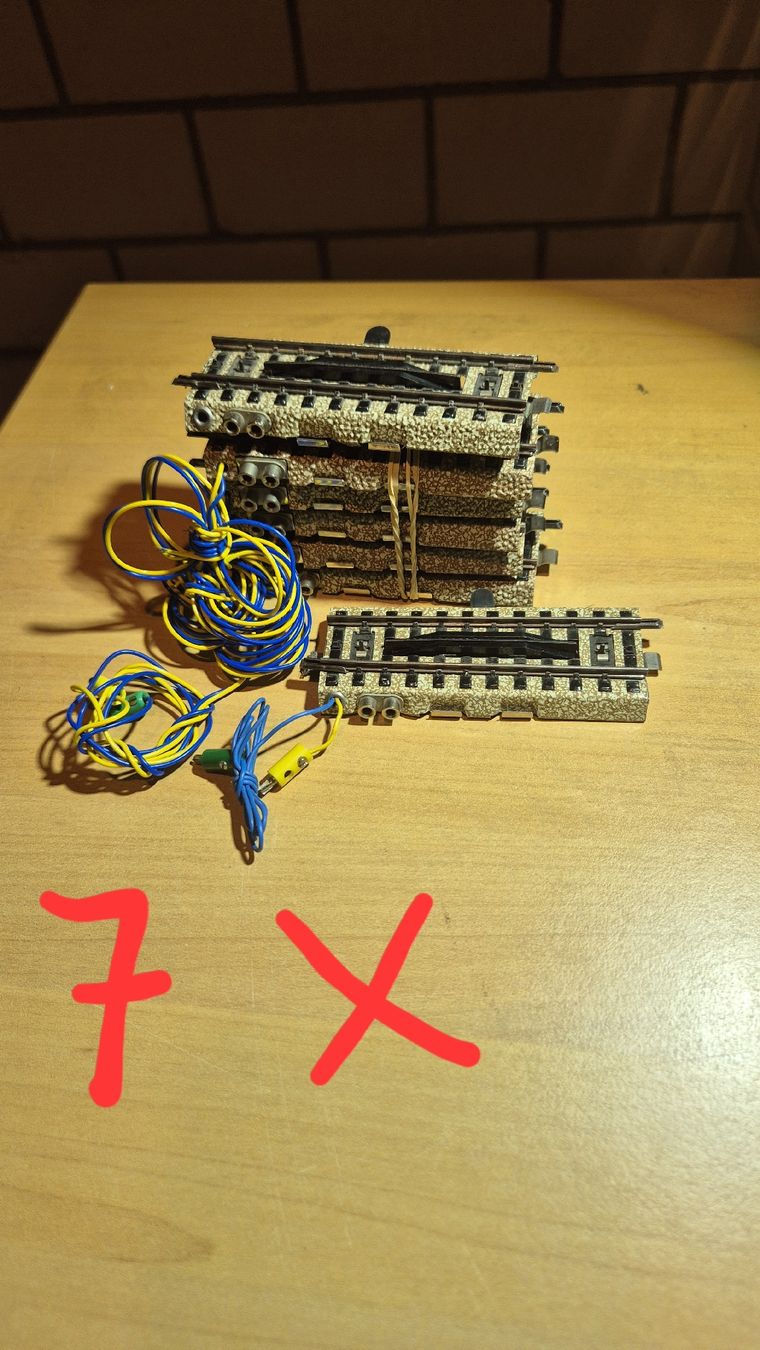 Märklin Modellini di ferrovie: 7 x rails Märklin 5112 et câbles – Usato da Villars-sur-Glâne venduto da soa_2h5f