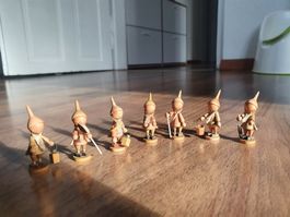 Schachtel mit 7 kleinen Holzzwerge