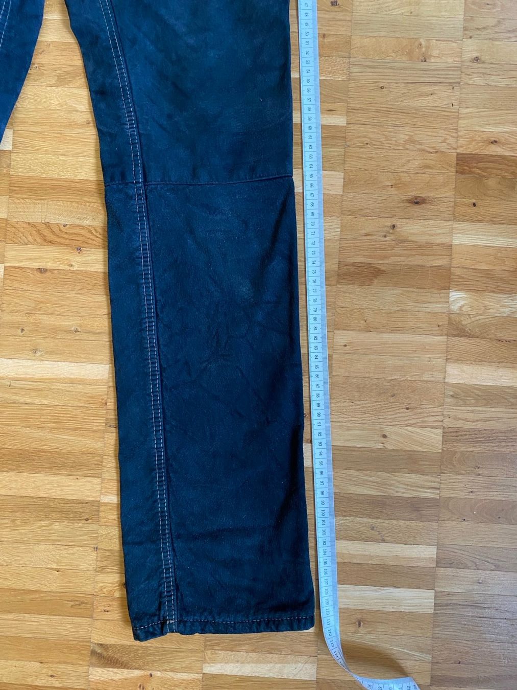 Pantaloni: Lederhose 100% echtes Leder, schwarz Gr.29, Taille 80cm – Usato da Kastanienbaum venduto da Muenchnerkindl1 2