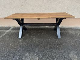 Rustikaler Esstisch mit X-Beinen