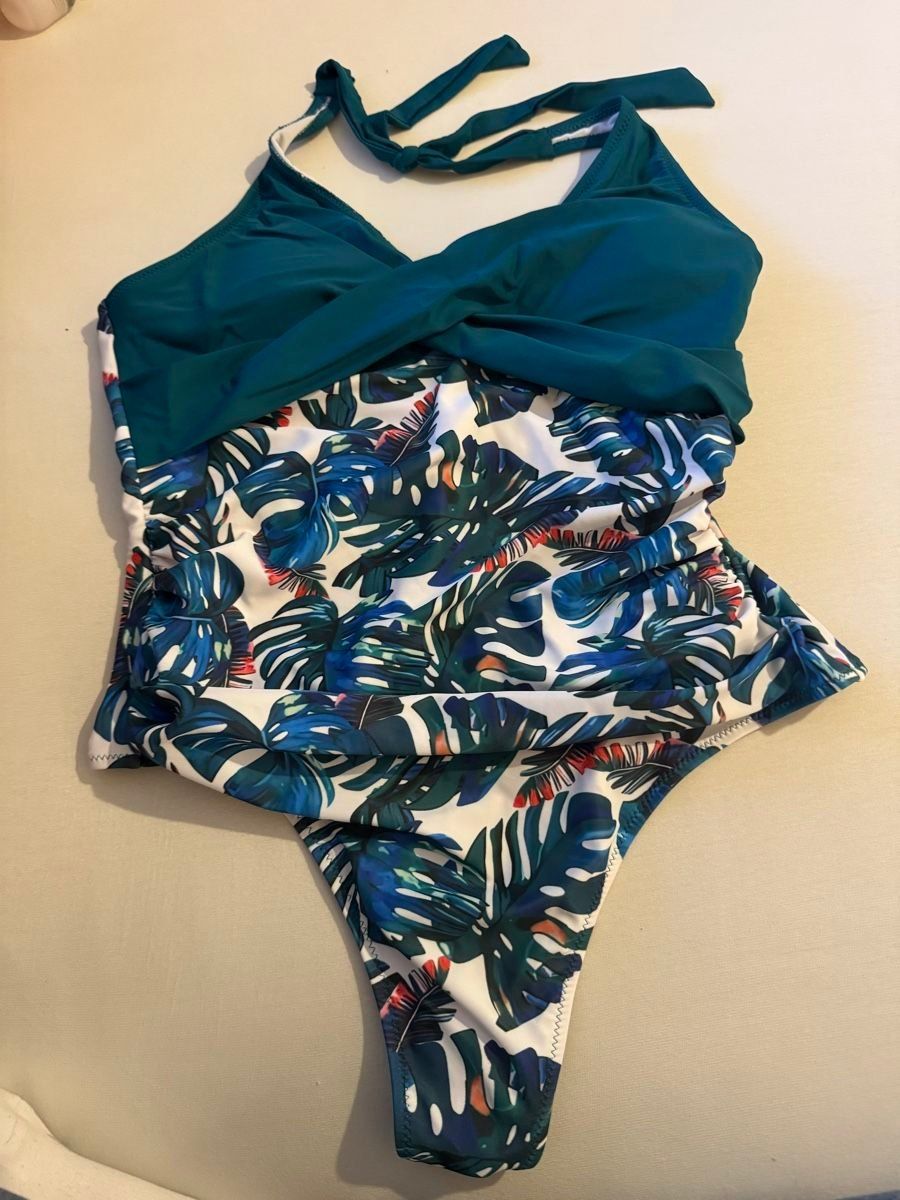 Badekleider & Bikinis: Neckholder Badeanzug – Gebraucht aus Neuchâtel von Dualseele