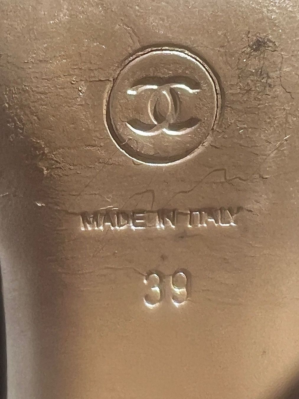 Chanel Scarpe da donna: Chaussures Chanel noires et dorées pointure 39 – Usato da Lausanne venduto da Flo1006 6
