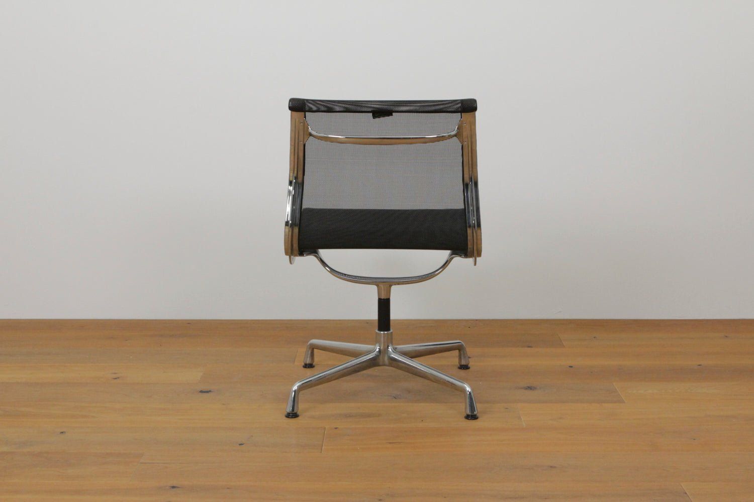 Vitra Stühle: Aluminium Chair EA104   #1054 – Gebraucht aus Affoltern am Albis von StudioStandard 2
