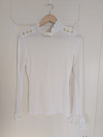 Weißes Langarmtop mit Rüschen