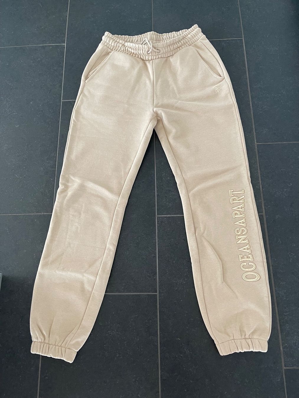 Pantaloni: Oceansapart Jogginghose beige – Nuovo (secondo la descrizione) da Staufen venduto da GiuliettaD