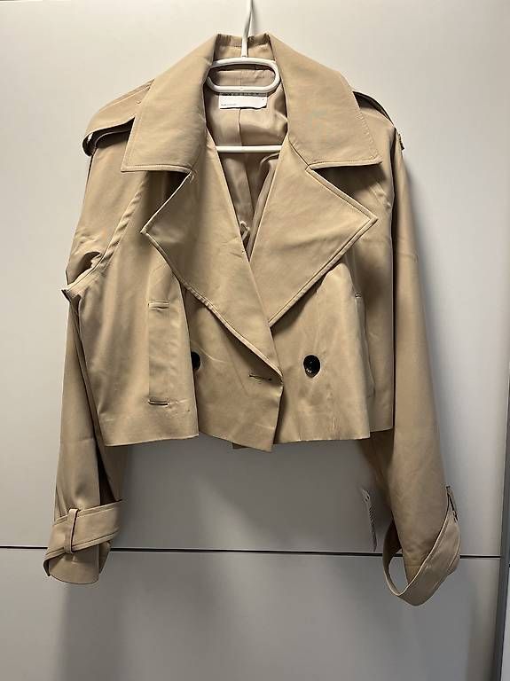 Manteaux: Trenchcoat cropped beige – D'occasion à St. Gallen par bli_5hp8