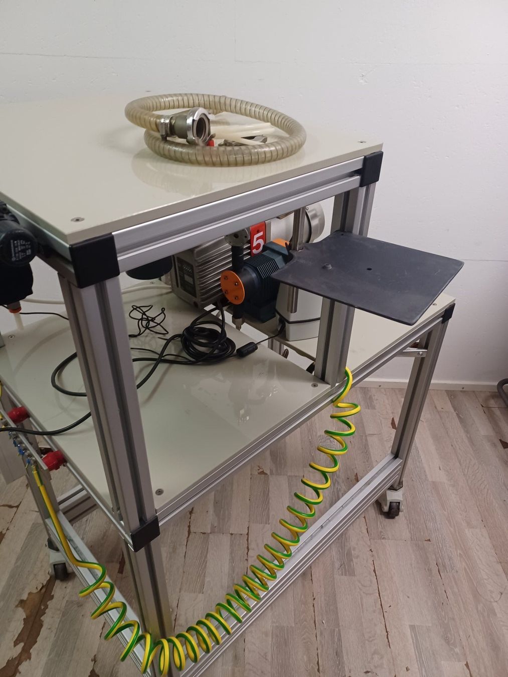 Accessori da laboratorio: Gebrauchte Labor-Servicestation mit Edwards Hochvakuumpumpe – Usato da Niederdorf venduto da LeptonAG_Labor 4