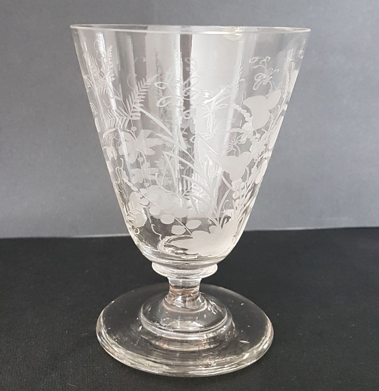 Gläser: Antikes Glas konisch graviert Blumen – Gebraucht aus Kaltbrunn von Condor2 6