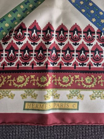 Foulard Hermès Paris soie imprimé motif coloré occasion