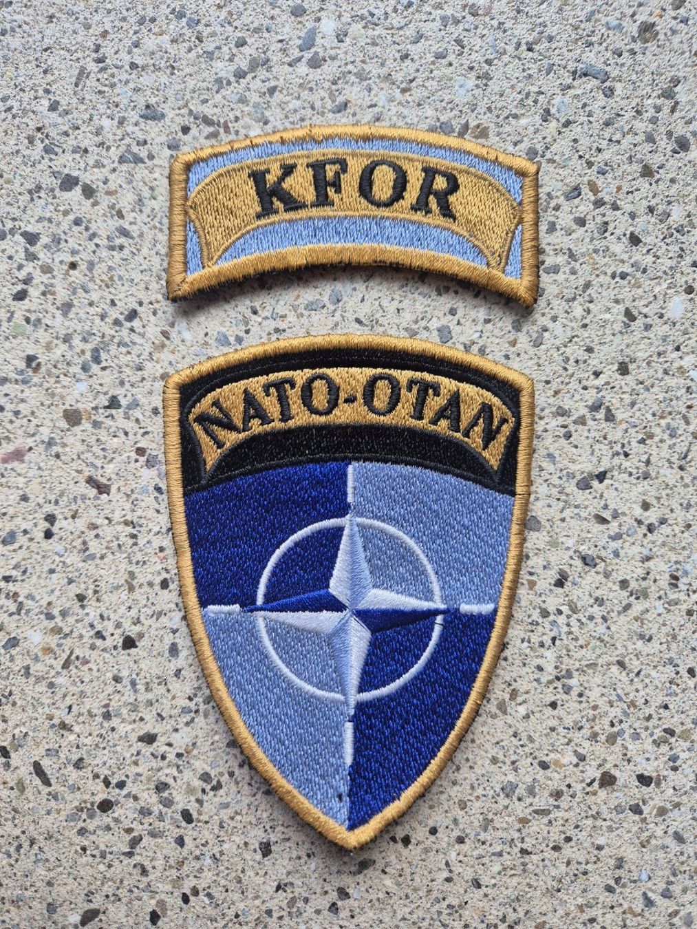 Schweizer Armee Placchette & Badge: ***  Badge KFOR mit klett  Swisscoy Einsatz *** – Usato da Riedholz venduto da fr_sIruP