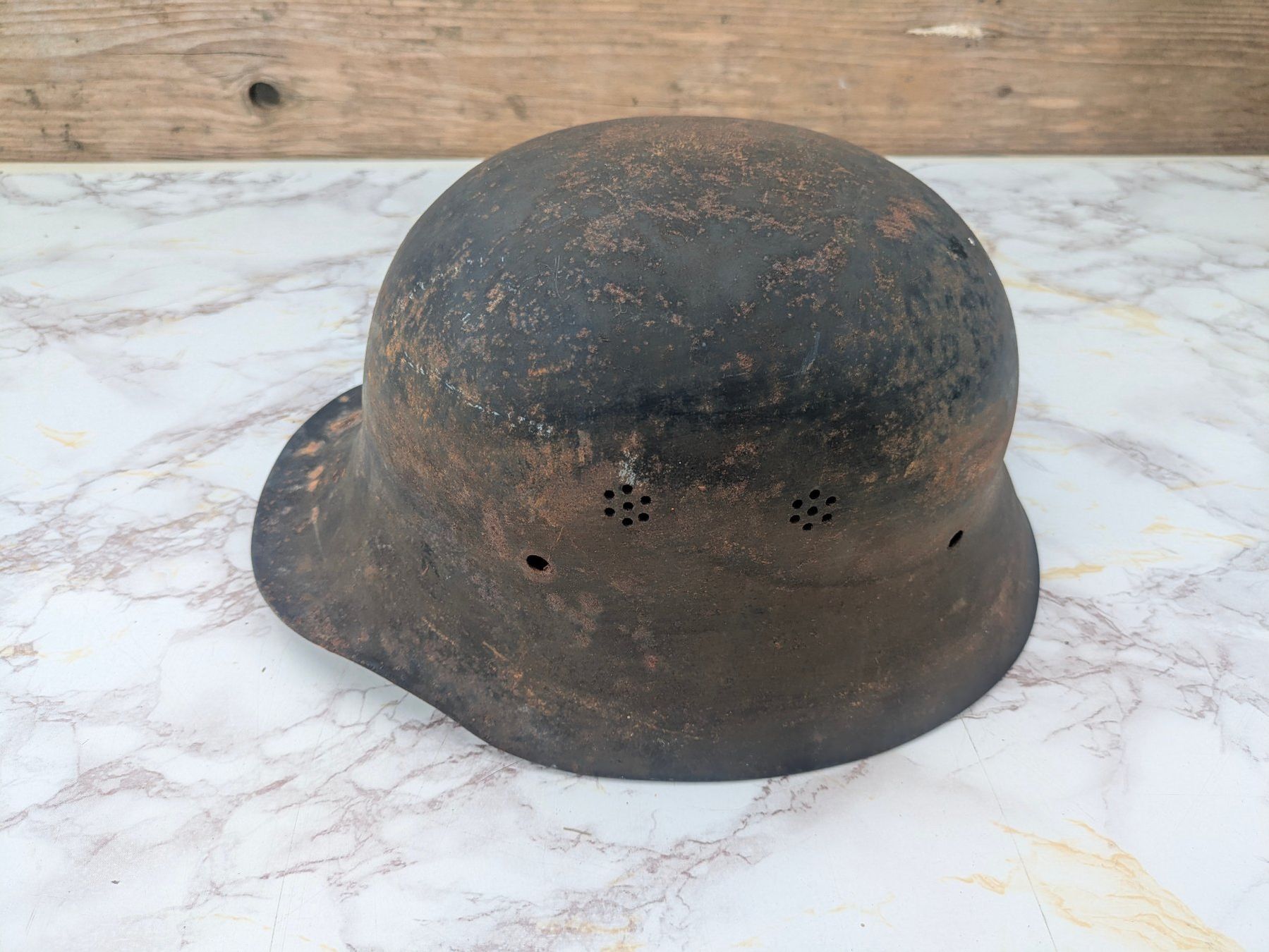 Uniformi & Effetti personali: SD Luftschutz Stahlhelm M34 "Duck Bill Visor" mit Abzeichen – Usato da Buttisholz venduto da ArmeeShopCH 3