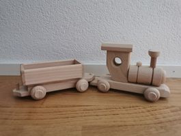 Holzzug mit Anhänger – ein ökologisches Spielzeug