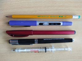 4 Kugelschreiber (u.a. "Spritze") + 1 Bleistift m. Gummi