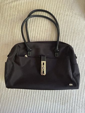 Stylish Black Handbag - Perfect for Autumn Outings!