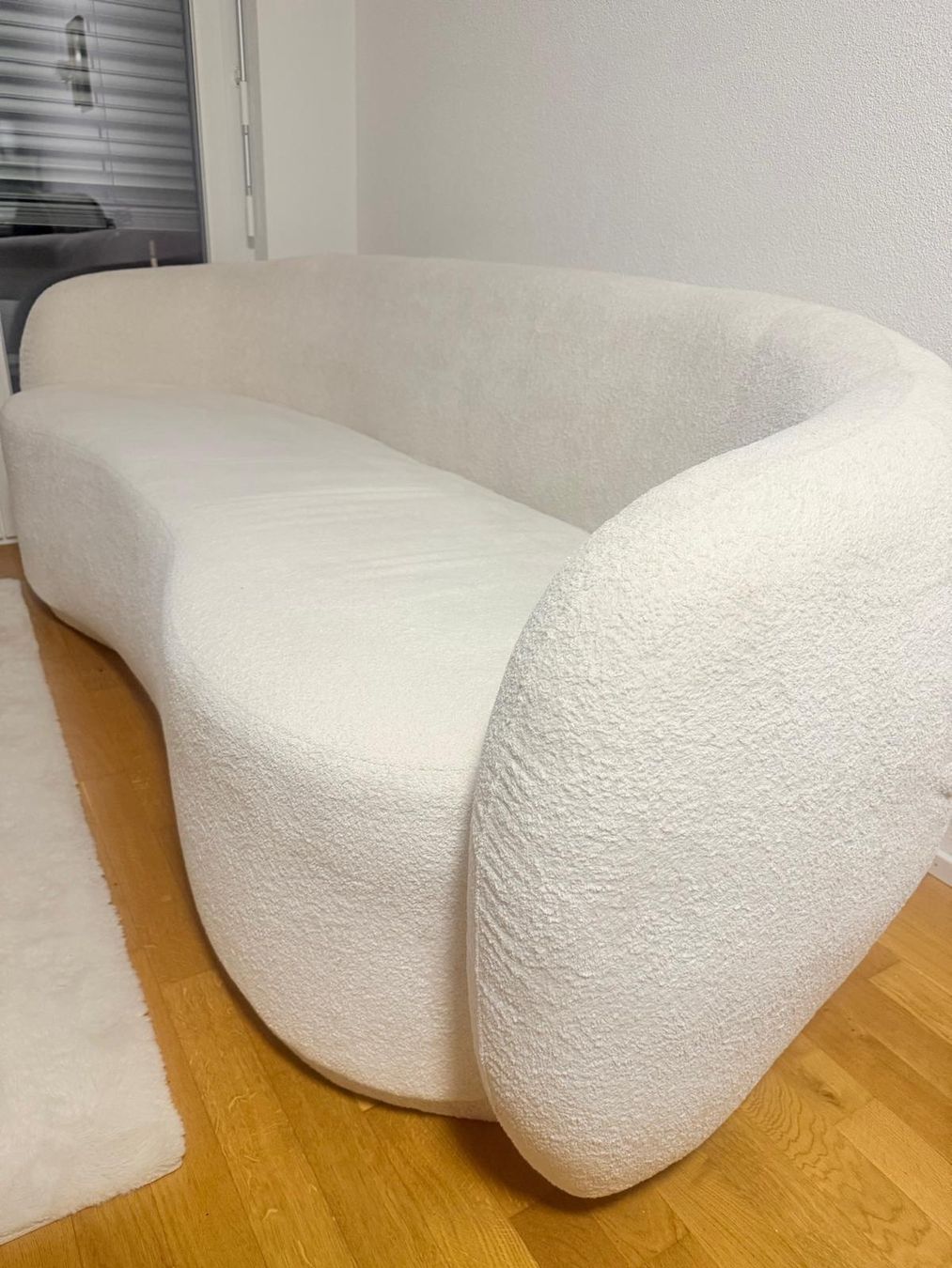 Conforama Divani: Couch Bouclé creme geschwungen modern sofa – Usato da Zürich venduto da tod_p97s 1