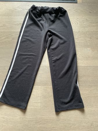 Schicke Sommerhose mit 2 Streifen, neuwertig , Gr. 140