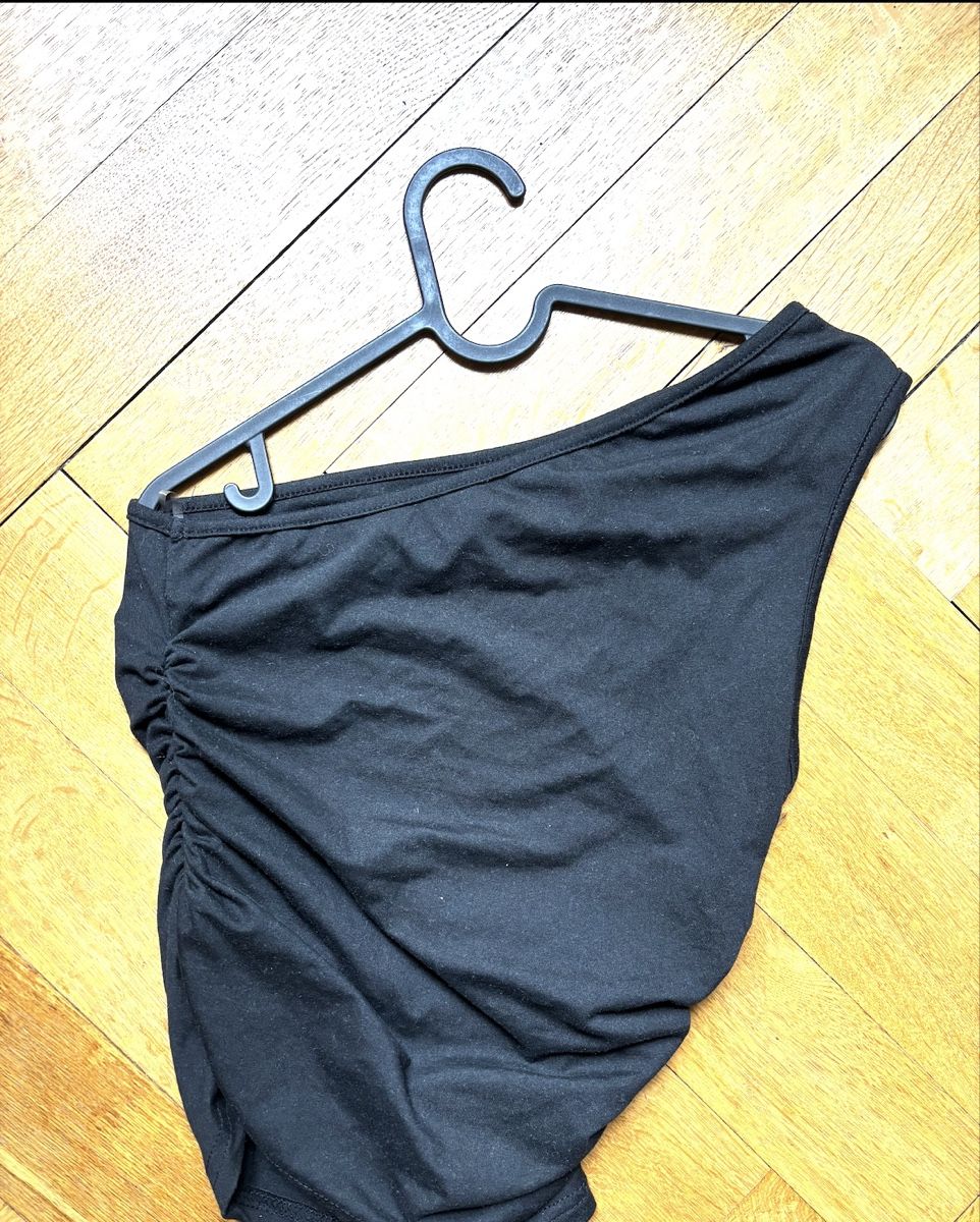 Top: Top asymétrique noir, taille S-M – Nuovo (secondo la descrizione) da Vevey venduto da lau_c6mw
