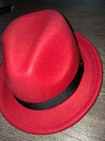 Filzhut rot mit Band Grösse M guter Zustand