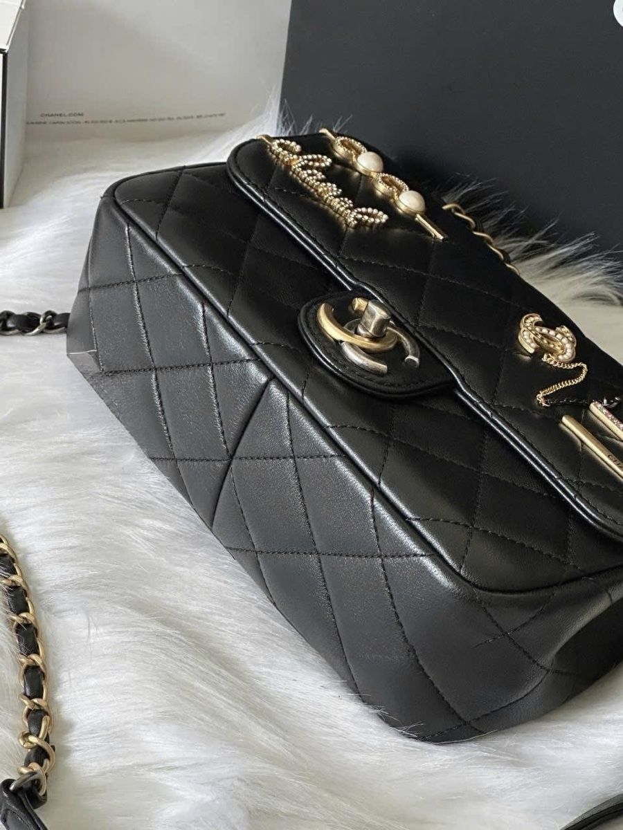 Chanel Borse da donna: Sac Chanel classique avec charme – Usato da Chêne-Bourg venduto da luy_hk5b 3