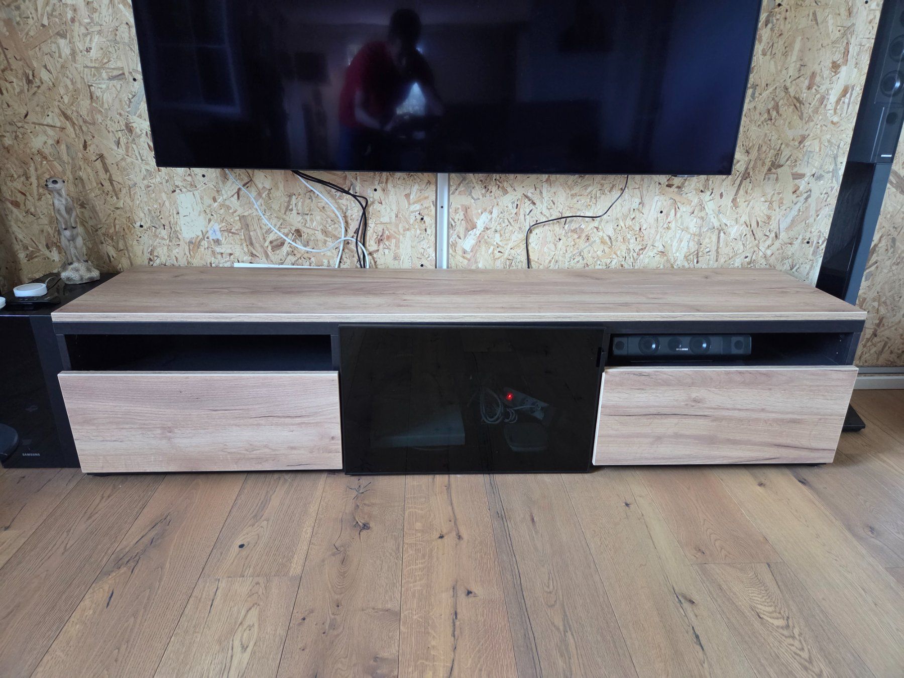 Ikea Mobili TV: Fernsehmöbel mit Eichendekor, zwei Schubladen und Mittelfach – Usato da Kaltbrunn venduto da Metheia