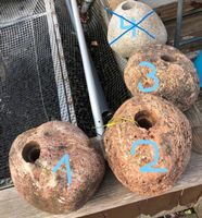 Gartendekoration, Wasser im Garten, Quellsteine mit Lochung