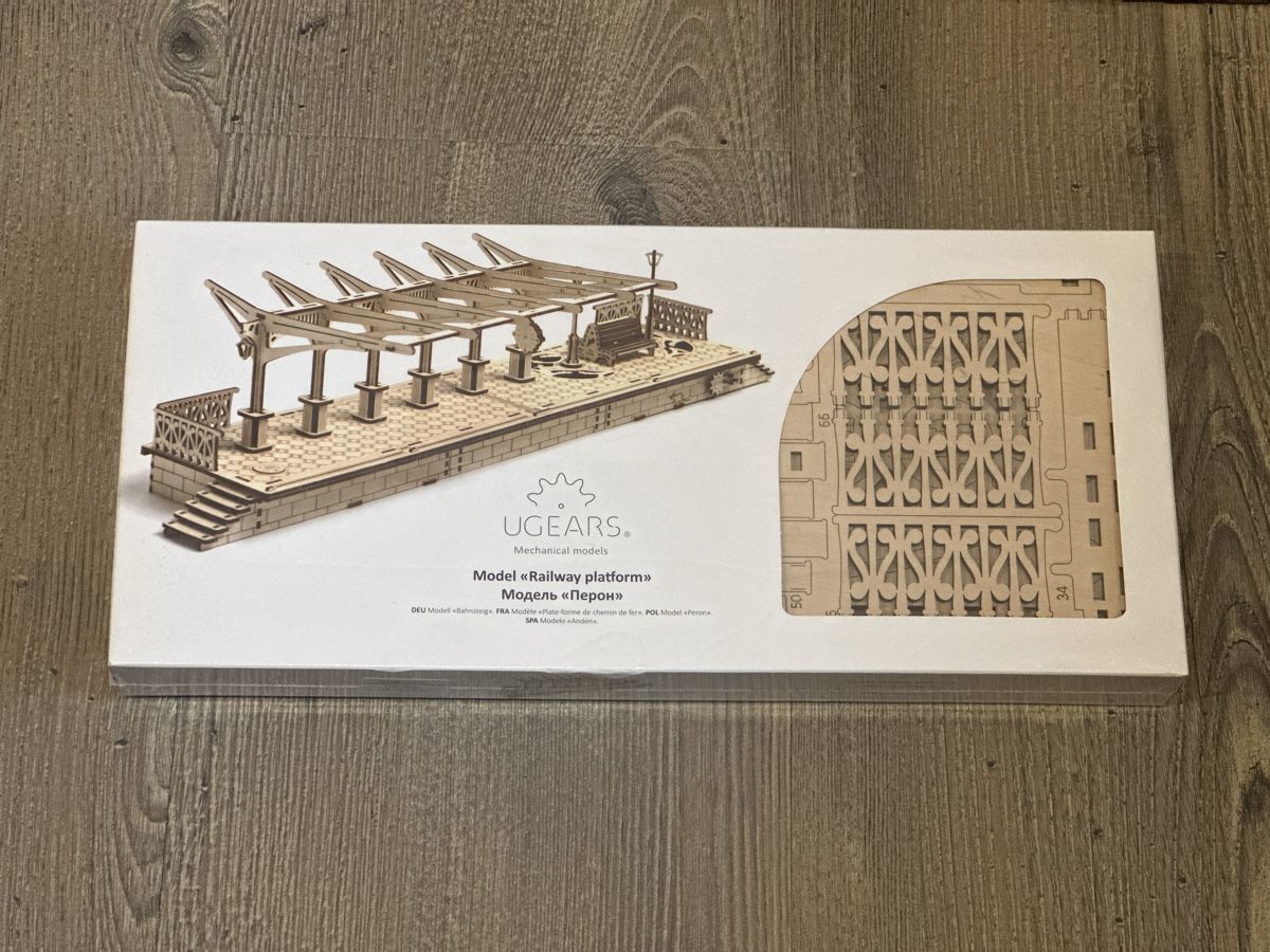 Ugears Kit di modellismo & Modellini statici: Ugears „Railway Platform“ – Nuovo e nell'imballaggio originale da Ostermundigen venduto da Bahnfan