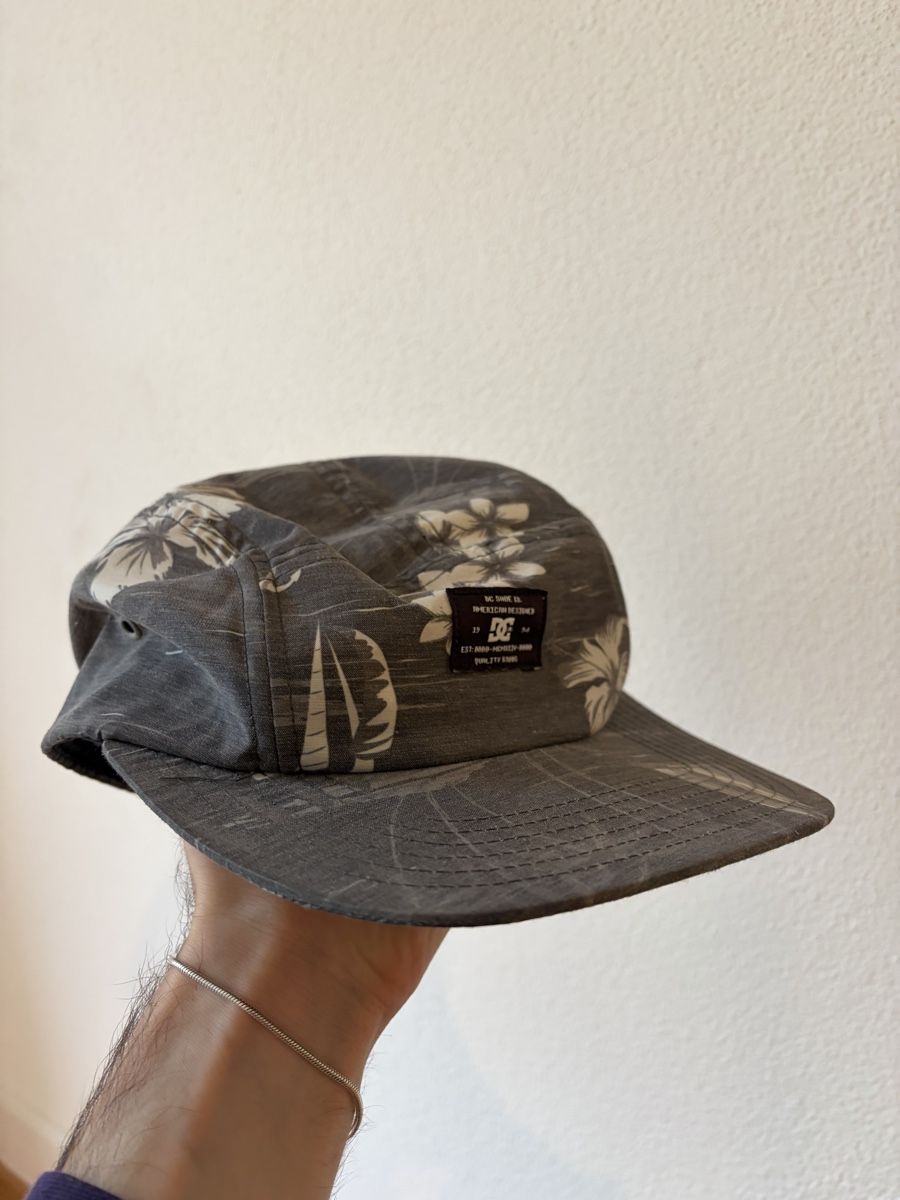 DC shoes Copricapi, berretti & cappellini: DC Cap Baseballkappe grau mit Blumenmuster verstellbar – Usato da Luzern venduto da Jules__