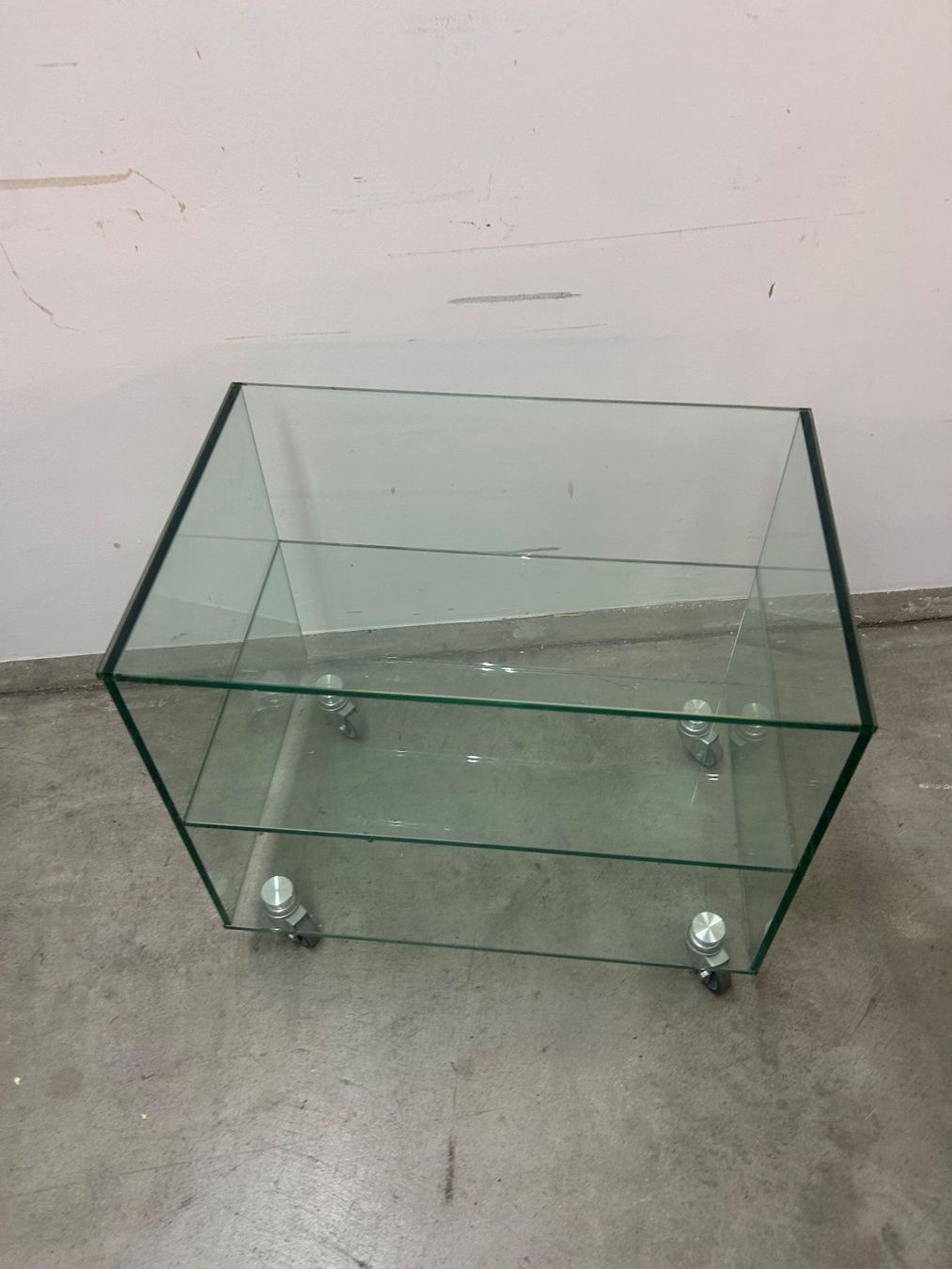 Mobili TV: TV-Möbel aus Glas mit einem Tablar auf Rollen – Usato da Zürich venduto da Levelart 1